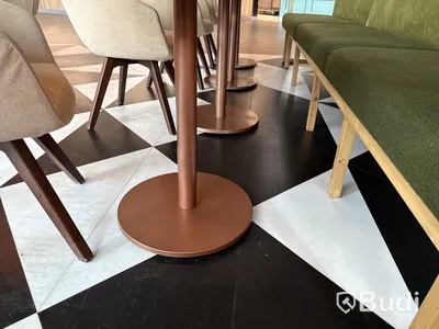Fåtöljer, soffor och bord.