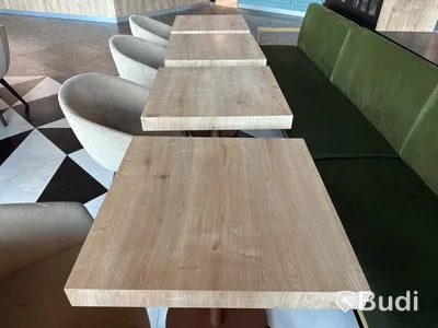Fåtöljer, soffor och bord.