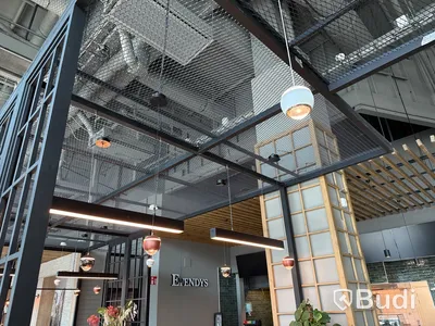 Stor metallkonstuktion med bänkar & solar.