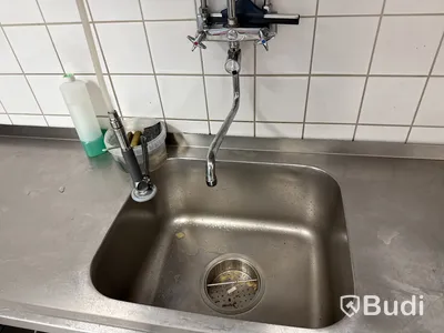 Diskbänk med blandare.