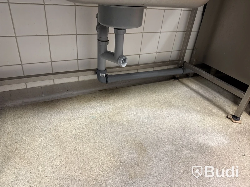 Diskbänk med blandare.