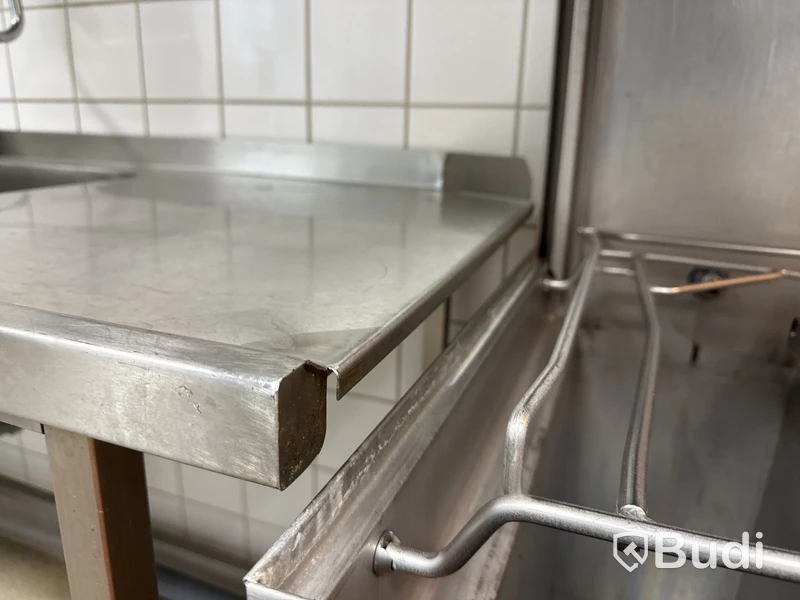 Diskbänk med blandare.