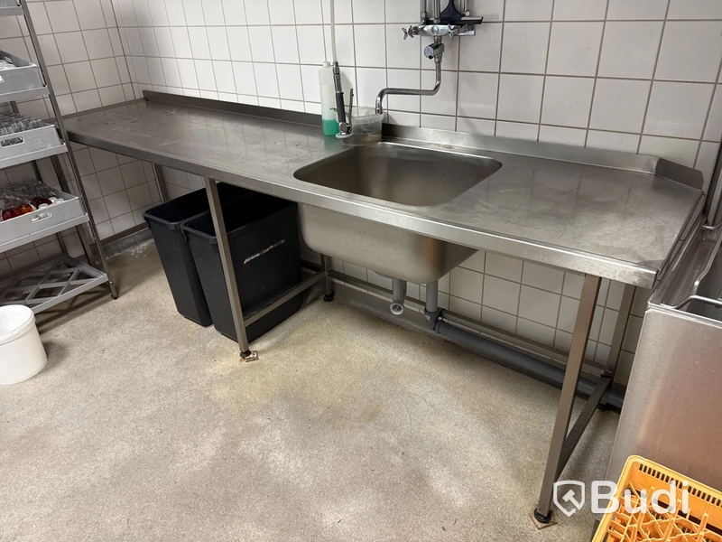 Diskbänk med blandare.