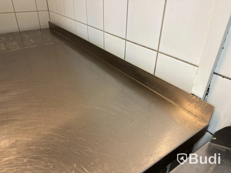 2 st rostfria bänkar.