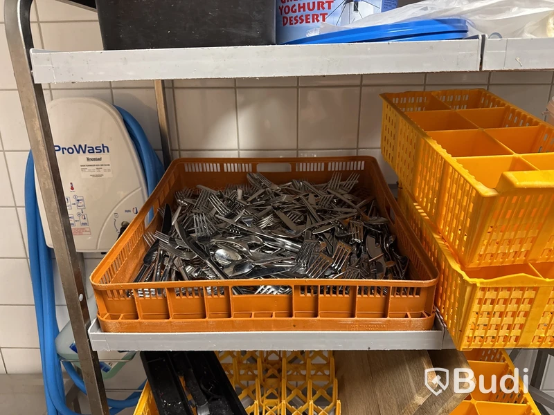 Diskbackshylla med innehåll