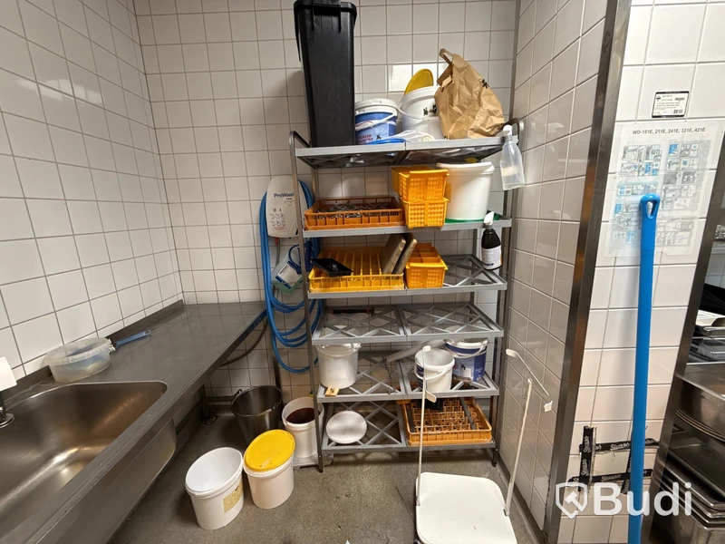 Diskbackshylla med innehåll