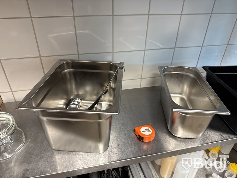 Rostfri hylla Diamond med innehåll.