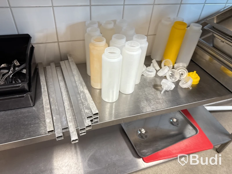 Rostfri hylla Diamond med innehåll.