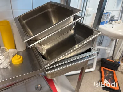 Rostfri hylla Diamond med innehåll.