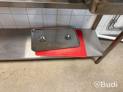 Rostfri hylla Diamond med innehåll.