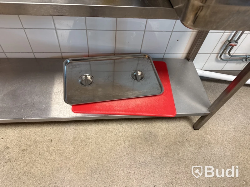 Rostfri hylla Diamond med innehåll.