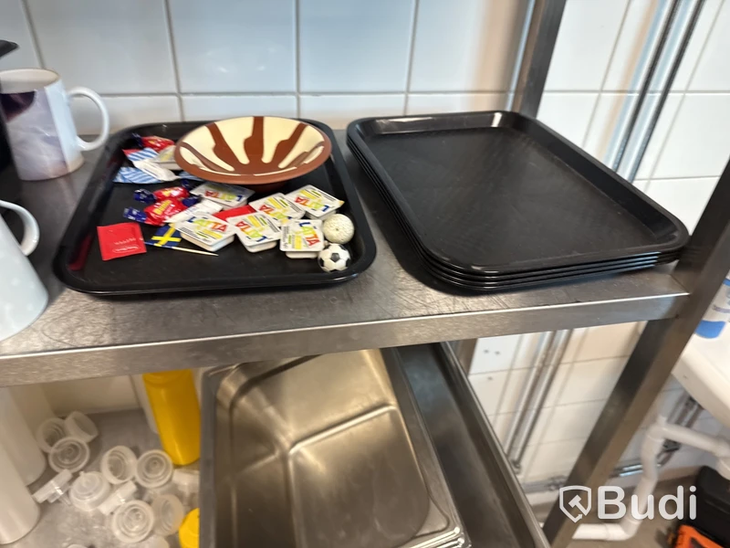 Rostfri hylla Diamond med innehåll.