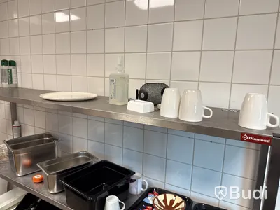 Rostfri hylla Diamond med innehåll.