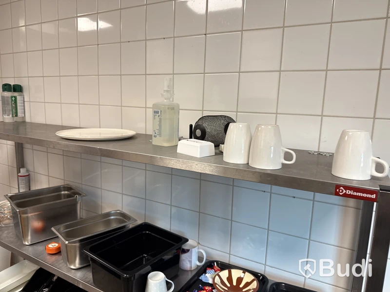 Rostfri hylla Diamond med innehåll.