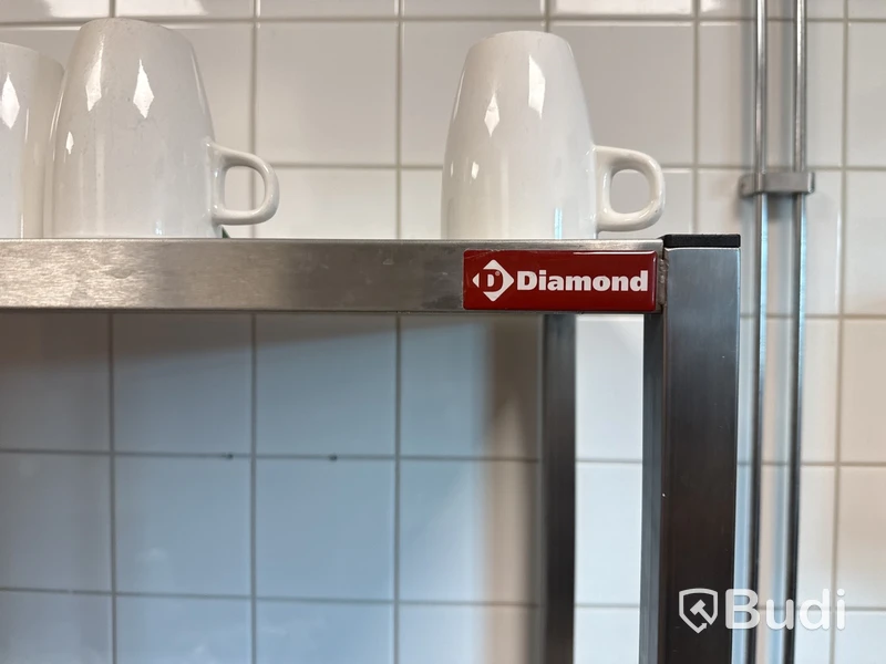 Rostfri hylla Diamond med innehåll.