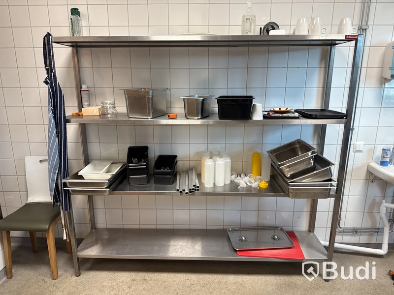 Rostfri hylla Diamond med innehåll.