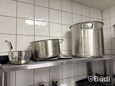 Rostfria hyllor med innehåll