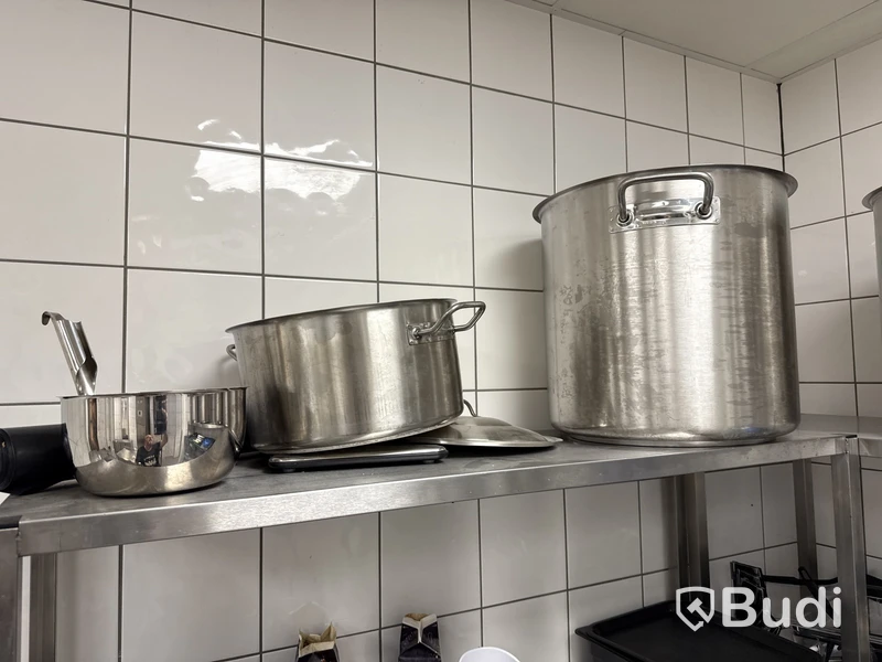 Rostfria hyllor med innehåll