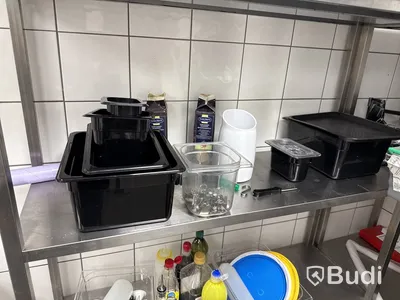 Rostfria hyllor med innehåll