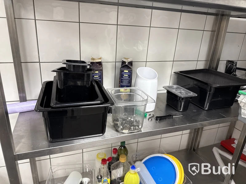 Rostfria hyllor med innehåll