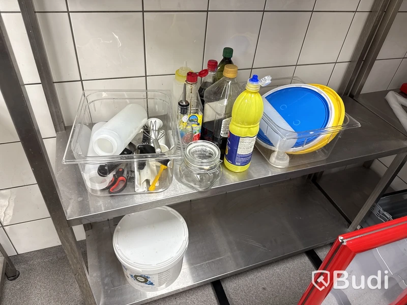 Rostfria hyllor med innehåll