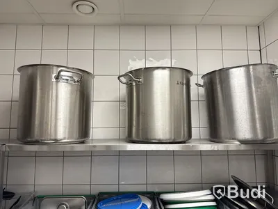 Rostfria hyllor med innehåll