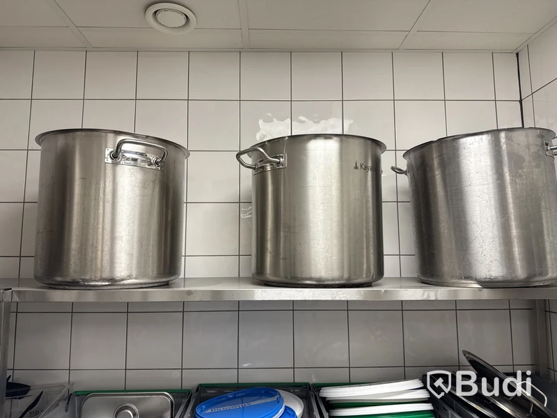 Rostfria hyllor med innehåll