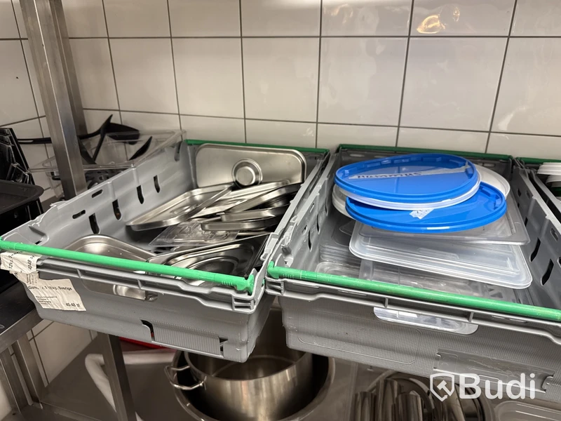 Rostfria hyllor med innehåll