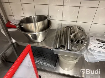 Rostfria hyllor med innehåll
