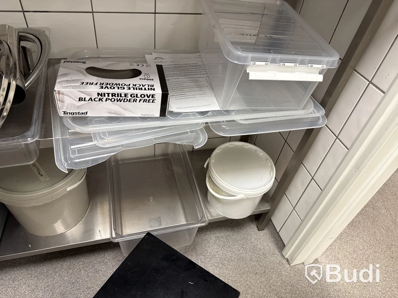 Rostfria hyllor med innehåll