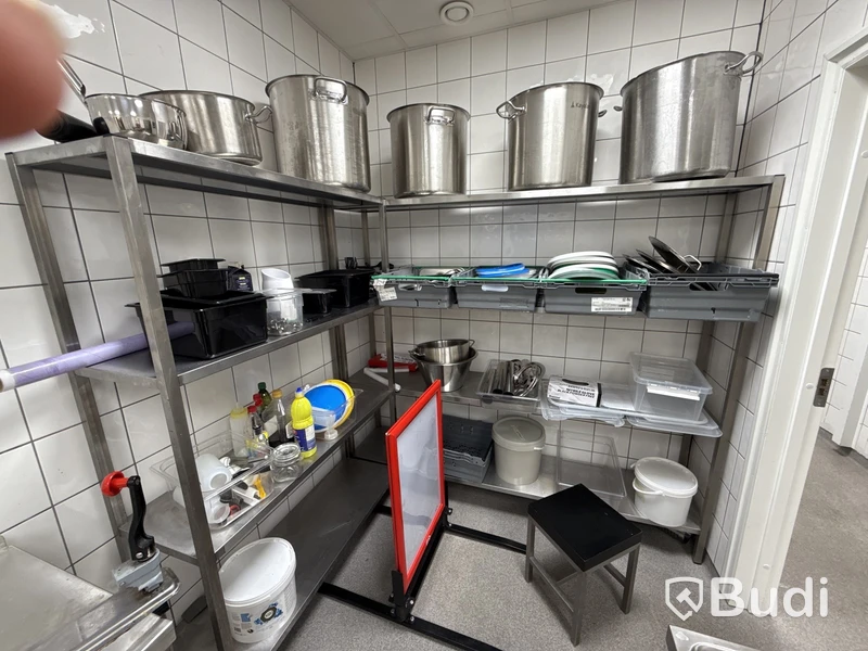 Rostfria hyllor med innehåll