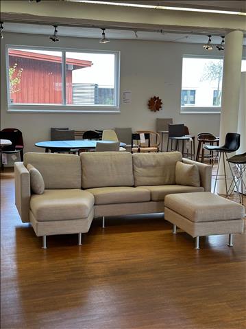 Soffa Sören Lund, Bredd: 230 cm Djup: 140/85 cm Pall: 75x6 cm, Helt avtagbar klädsel. Ordpris 64.415 kr