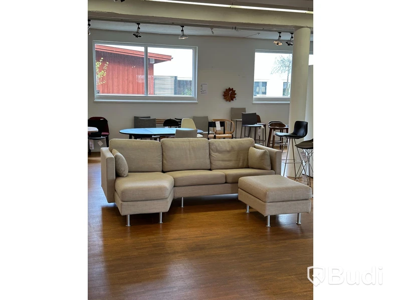 Soffa Sören Lund, Bredd: 230 cm Djup: 140/85 cm Pall: 75x6 cm, Helt avtagbar klädsel. Ordpris 64.415 kr