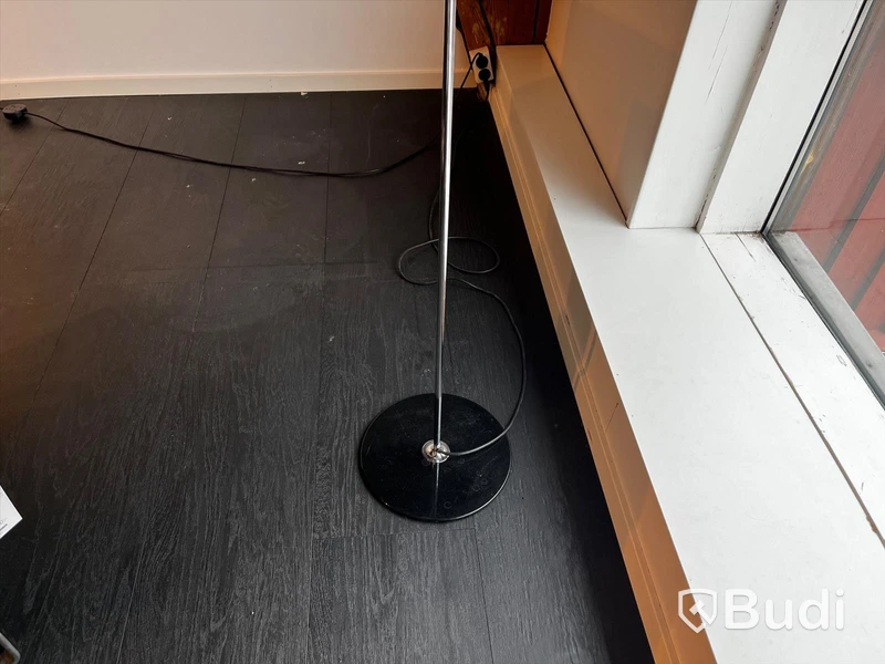 Golvlampa - Oluce Ordpris: 24.725 kr