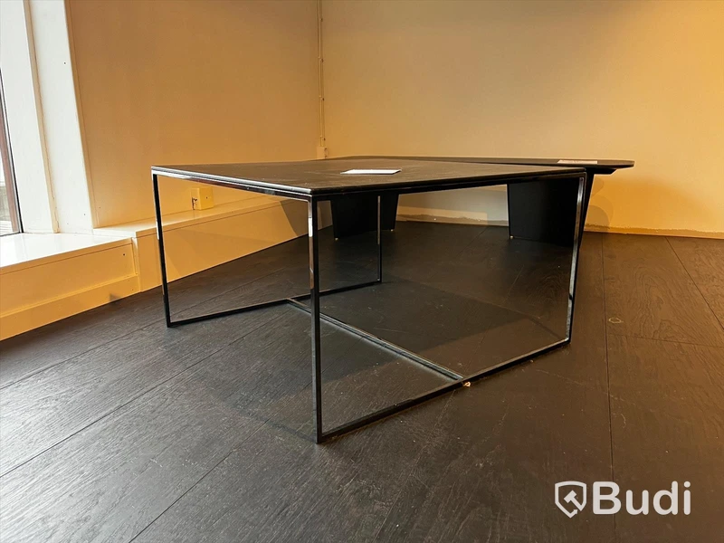 Bord i läder - Minotti Duchamp Ordpris: 28.250 kr