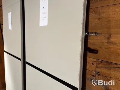 Garderobsdörr i läder  Ordpris: 42.700 kr