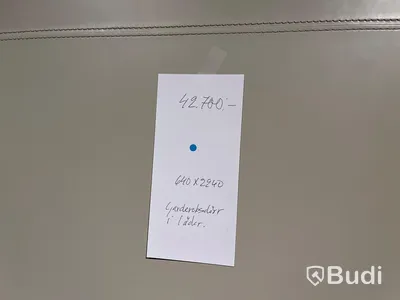 Garderobsdörr i läder  Ordpris: 42.700 kr