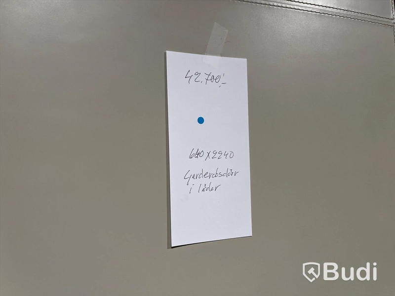 Garderobsdörr i läder  Ordpris: 42.700 kr