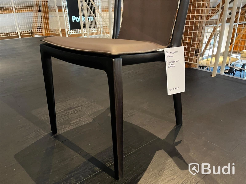 Stol -Poltrona Frau Isadora Ordpris: 24.280 kr