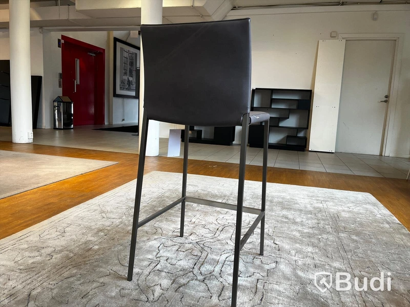 Barstol i stål och läder - Zanotta Lio 2291 Ordpris: 12.550 kr