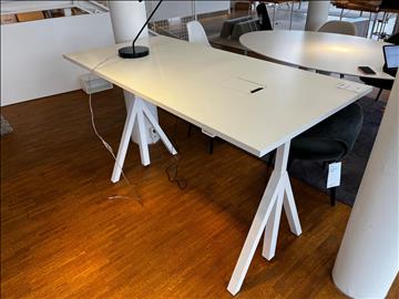 Höj- och sänkbart skrivbord - STRING Nypris: 15.101 kr 