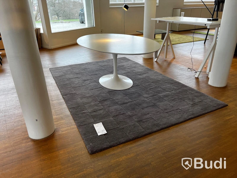 Matta - LINIE Design Luzen Grey Ordpris: 8.475 kr Obs! Demoex
