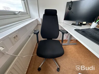 Kontorsmöbler och datorskärmar