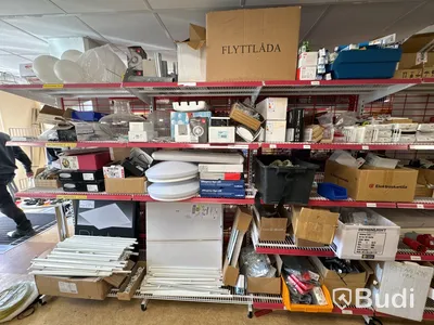 Hylla med diverse elmatrial