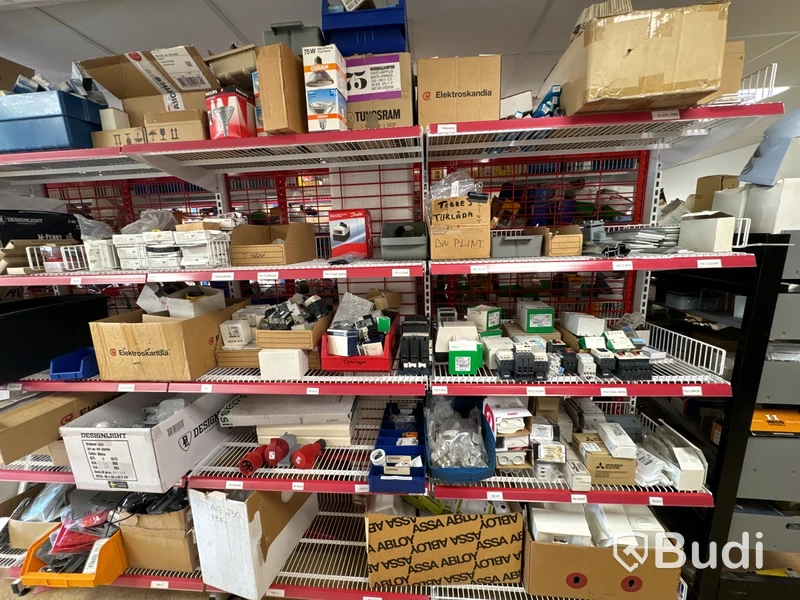 Hylla med diverse elmatrial