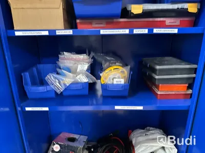 Plåtskåp med diverse elmaterial