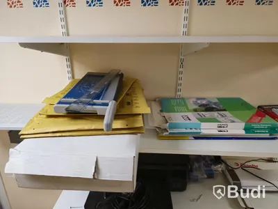 Hylla med div kontorsmaterial