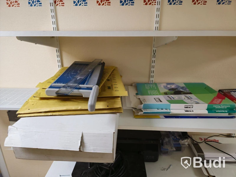 Hylla med div kontorsmaterial