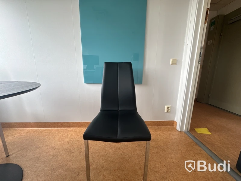 Kontorsmöbler och datorskärmar.