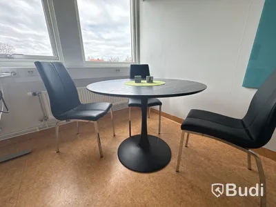 Kontorsmöbler och datorskärmar.